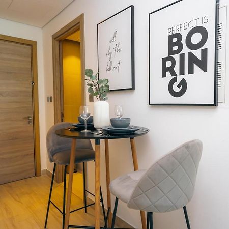 Fam Living - Marina Marvel - Studio Apartment With Breathtaking Views In Studio One Tower 두바이 외부 사진