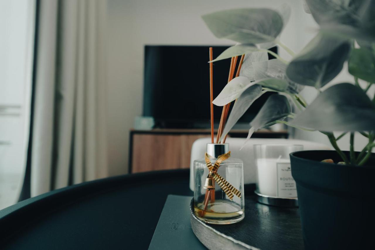Fam Living - Marina Marvel - Studio Apartment With Breathtaking Views In Studio One Tower 두바이 외부 사진